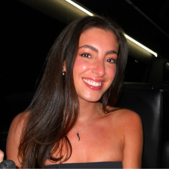 Meet your Posher, Alyssa - Picture 1 of 1